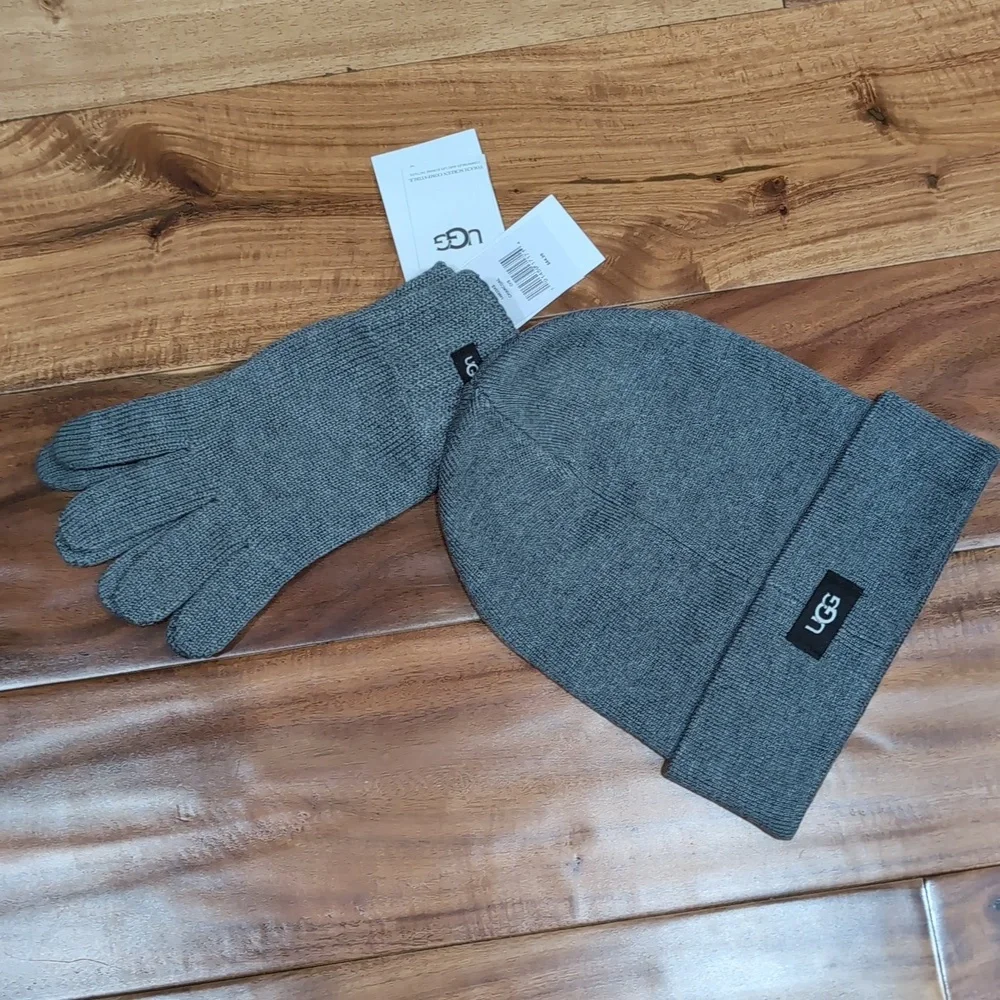 Ugg Australia 2 Piece Touch Screen Compatible Hat & Tech Gloves Set Nwt ❤️ - Picture 4 of 10